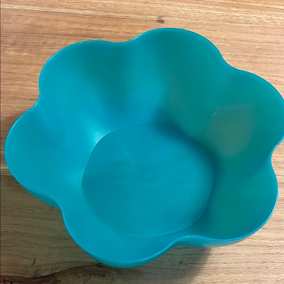 Tupperware chip serving bowl
13” - Picture 1 of 6
